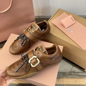 미우미우 로고 버클 스트랩 레더 스니커즈