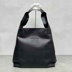 미우미우 엠보스드 레더 호보백 5BC119