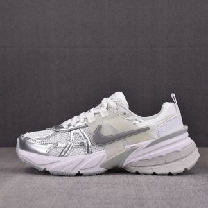 나이키 V2K 런메탈릭 실버/화이트 FD0736-104